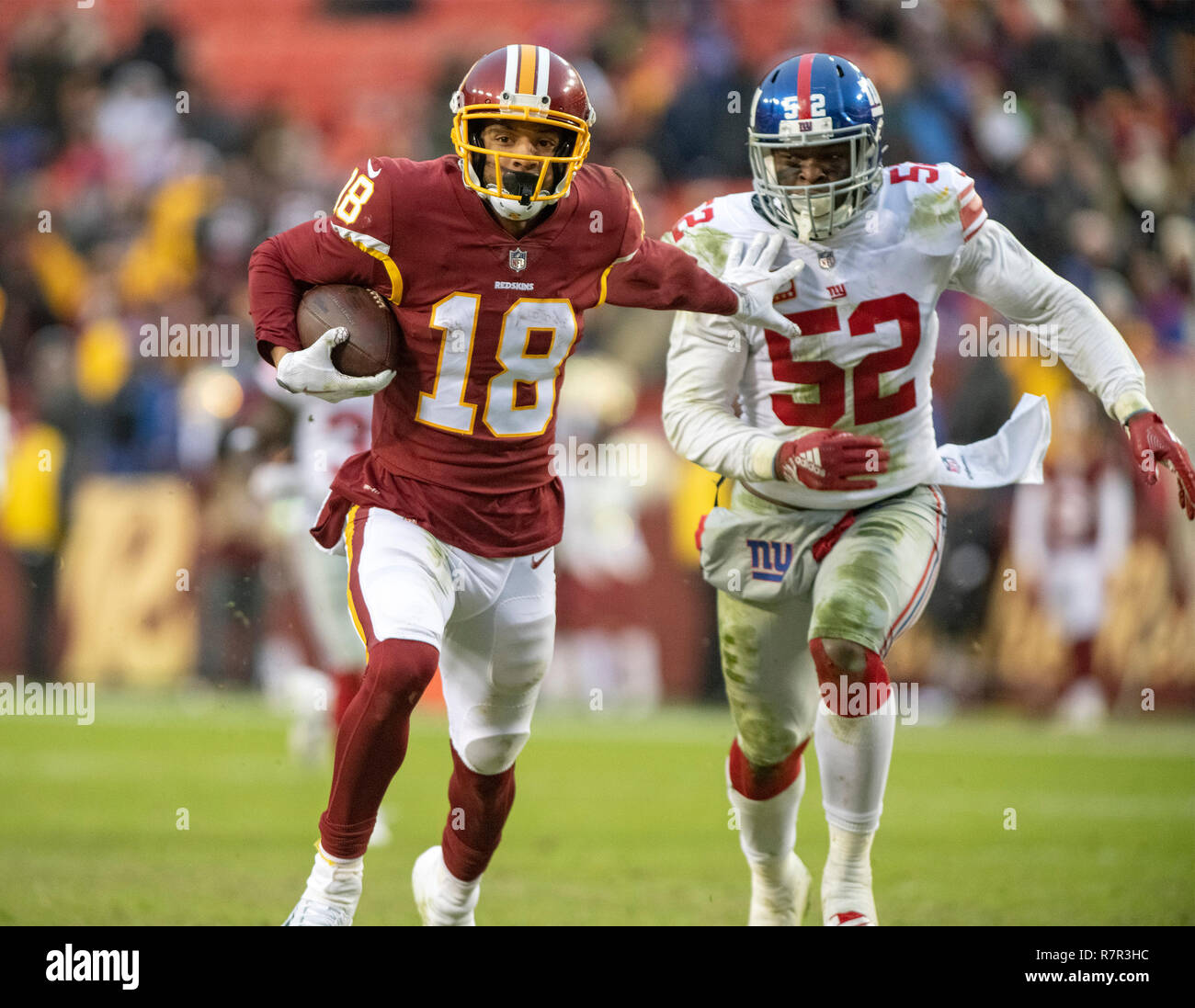 Washington Redskins wide receiver Josh Doctson (18) nutzt einen steifen Arm weg von New York Giants außerhalb linebacker Alec Ogletree zu erhalten (52) im vierten Quartal Maßnahmen auf FedEx Field in Landover, Maryland am Sonntag, 9. Dezember 2018. Die Riesen gewann das Spiel 40 - 16. Credit: Ron Sachs/CNP (Einschränkung: Keine New York oder New Jersey Zeitungen oder Zeitschriften innerhalb eines 75-Meilen-Radius von New York City) | Verwendung weltweit Stockfoto