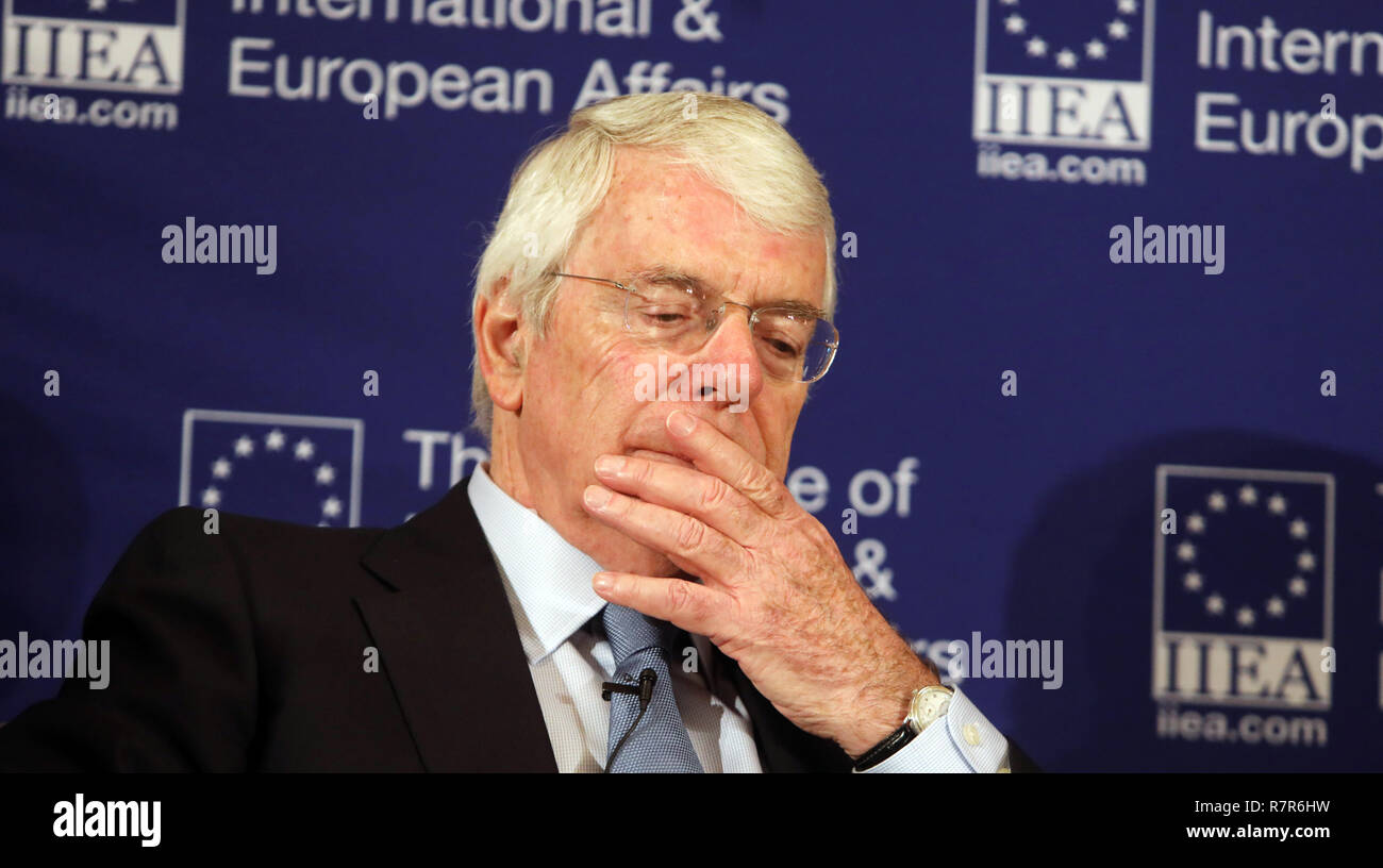 11/12/2018 John Major in Dublin. Die Rt Hon Sir John Major KG CH, ehemaliger Premierminister des Vereinigten Königreichs 1990-1997 Bei einer Grundsatzrede, das Vereinigte Königreich und Irland in eine neue Welt, anlässlich des 25. Jahrestages der Downing-Street-Erklärung. Er sprach auch über die Brexit Krise. Während seiner Rede forderte er die britische Regierung Artikel 50 mit sofortiger Wirkung zu widerrufen. Foto: Lea Farrell/RollingNews.ie Stockfoto