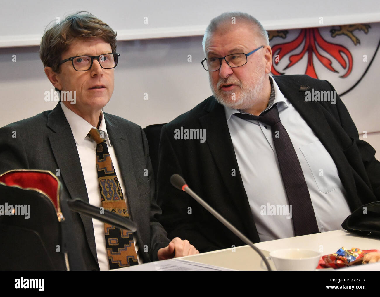 Potsdam, Deutschland. 11 Dez, 2018. Rainer Bretschneider (r), Vorsitzender des Aufsichtsrats der Flughafen-Gesellschaft, und Engelbert Lütke Daldrup, Sprecher der Geschäftsführung der Berliner Flughafen folgen Sie der Erörterung in der Sitzung der GVO besonderen Ausschuss. Unter anderem, die Sitzung des Ausschusses wird mit der schleppenden Baufortschritt und die Kostensteigerungen in den Lärmschutz für Anwohner. Foto: Bernd Settnik/dpa-Zentralbild/dpa/Alamy leben Nachrichten Stockfoto