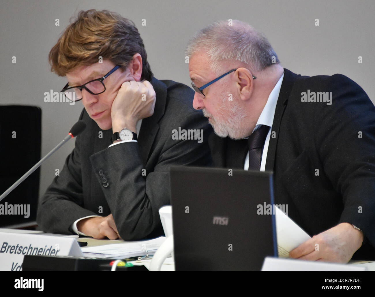 Potsdam, Deutschland. 11 Dez, 2018. Rainer Bretschneider (r), Vorsitzender des Aufsichtsrates der Flughafengesellschaft, schaut in den Dokumenten von Engelbert Lütke Daldrup, Berlin Flughafen CEO, während der Erörterung in der Sitzung der GVO besonderen Ausschuss. Unter anderem, die Sitzung des Ausschusses mit den schleppenden Fortschritt des Baus und der Kostensteigerungen im Lärmschutz für Anwohner. Foto: Bernd Settnik/dpa-Zentralbild/dpa/Alamy leben Nachrichten Stockfoto