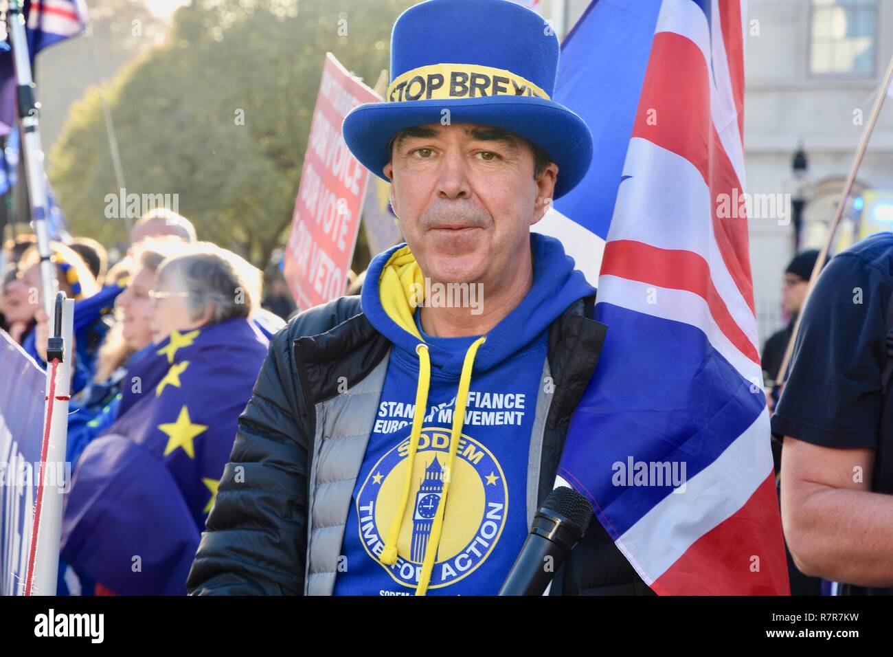 11. Dezember, 2018. Steve Bray, führenden Demonstrant bleiben führende eine Demo auf den Tag, für die sinnvolle Abstimmung Brexit festgelegt worden war, bleiben. Die Abstimmung hat nun verschoben worden. Houses of Parliament, London.UK Credit: michael Melia/Alamy leben Nachrichten Stockfoto