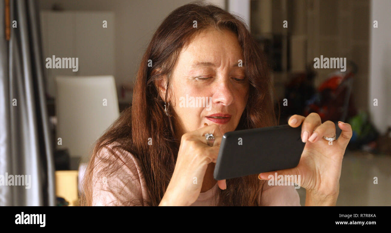 Ältere Frau mit smartphone Stockfoto