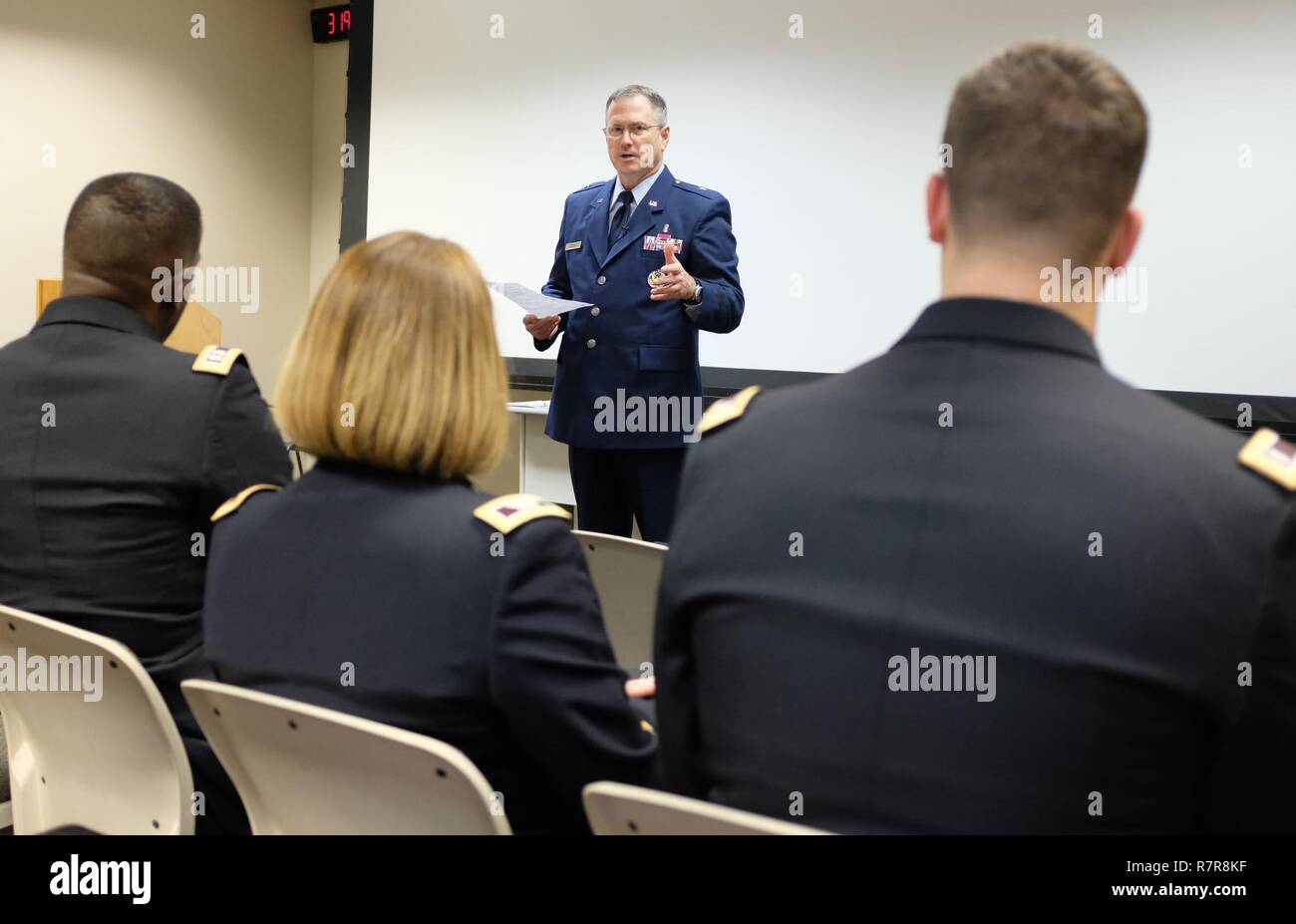 170329-N-FU 443-003 NASHVILLE (28. März 2017) US Air Force Brigadier General James Dienst, Direktor für Bildung und Ausbildung für die Verteidigung Gesundheit Agentur bei Defence Gesundheit Zentrale, spricht mit militärischen Studierende an oder Arbeiten an der Vanderbilt Universität über die Herausforderungen und Chancen, die in den medizinischen Bereichen der Streitkräfte. Mitglieder der Marine-einziehende Bezirk Nashville und aktuelle Studierende mit mehreren der ärztlichen Ausbildung Optionen der Marine waren anwesend. (U.S. Marine Foto von Mass Communication Specialist 1. Klasse Timothy Walter/Freigegeben) Stockfoto