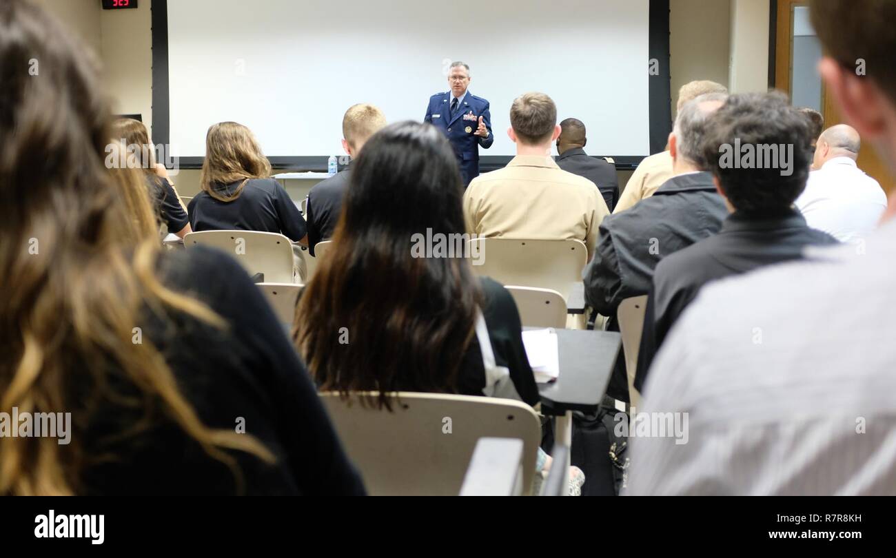 170329-N-FU 443-004 NASHVILLE (28. März 2017) US Air Force Brigadier General James Dienst, Direktor für Bildung und Ausbildung für die Verteidigung Gesundheit Agentur bei Defence Gesundheit Zentrale, spricht mit militärischen Studierende an oder Arbeiten an der Vanderbilt Universität über die Herausforderungen und Chancen, die in den medizinischen Bereichen der Streitkräfte. Mitglieder der Marine-einziehende Bezirk Nashville und aktuelle Studierende mit mehreren der ärztlichen Ausbildung Optionen der Marine waren anwesend. (U.S. Marine Foto von Mass Communication Specialist 1. Klasse Timothy Walter/Freigegeben) Stockfoto