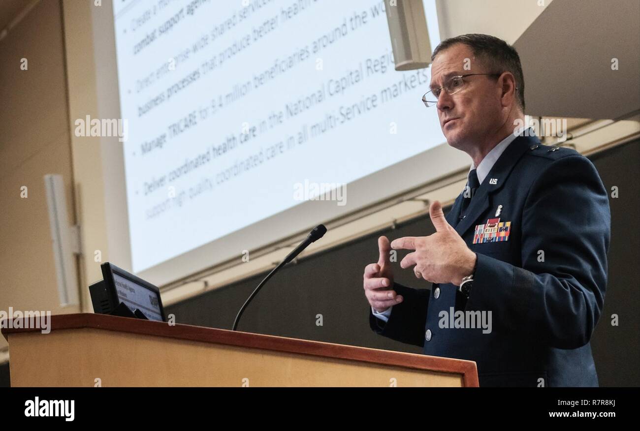NASHVILLE (28. März 2017) US Air Force Brigadier General James Dienst, Direktor für Bildung und Ausbildung für die Verteidigung Gesundheit Agentur bei Defence Gesundheit Zentrale, spricht mit militärischen Studierende an oder Arbeiten an der Vanderbilt Universität über die Herausforderungen und Chancen, die in den medizinischen Bereichen der Streitkräfte. Mitglieder der Marine-einziehende Bezirk Nashville und aktuelle Studierende mit mehreren der ärztlichen Ausbildung Optionen der Marine waren anwesend. Stockfoto