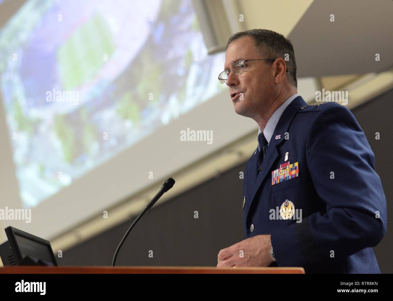 170329-N-FU 443-015 NASHVILLE (28. März 2017) US Air Force Brigadier General James Dienst, Direktor für Bildung und Ausbildung für die Verteidigung Gesundheit Agentur bei Defence Gesundheit Zentrale, spricht mit militärischen Studierende an oder Arbeiten an der Vanderbilt Universität über die Herausforderungen und Chancen, die in den medizinischen Bereichen der Streitkräfte. Mitglieder der Marine-einziehende Bezirk Nashville und aktuelle Studierende mit mehreren der ärztlichen Ausbildung Optionen der Marine waren anwesend. (U.S. Marine Foto von Mass Communication Specialist 1. Klasse Timothy Walter/Freigegeben) Stockfoto