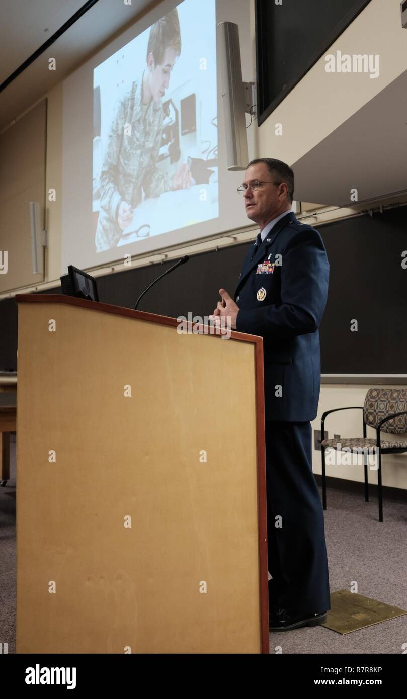 170329-N-FU 443-017 NASHVILLE (28. März 2017) US Air Force Brigadier General James Dienst, Direktor für Bildung und Ausbildung für die Verteidigung Gesundheit Agentur bei Defence Gesundheit Zentrale, spricht mit militärischen Studierende an oder Arbeiten an der Vanderbilt Universität über die Herausforderungen und Chancen, die in den medizinischen Bereichen der Streitkräfte. Mitglieder der Marine-einziehende Bezirk Nashville und aktuelle Studierende mit mehreren der ärztlichen Ausbildung Optionen der Marine waren anwesend. (U.S. Marine Foto von Mass Communication Specialist 1. Klasse Timothy Walter/Freigegeben) Stockfoto