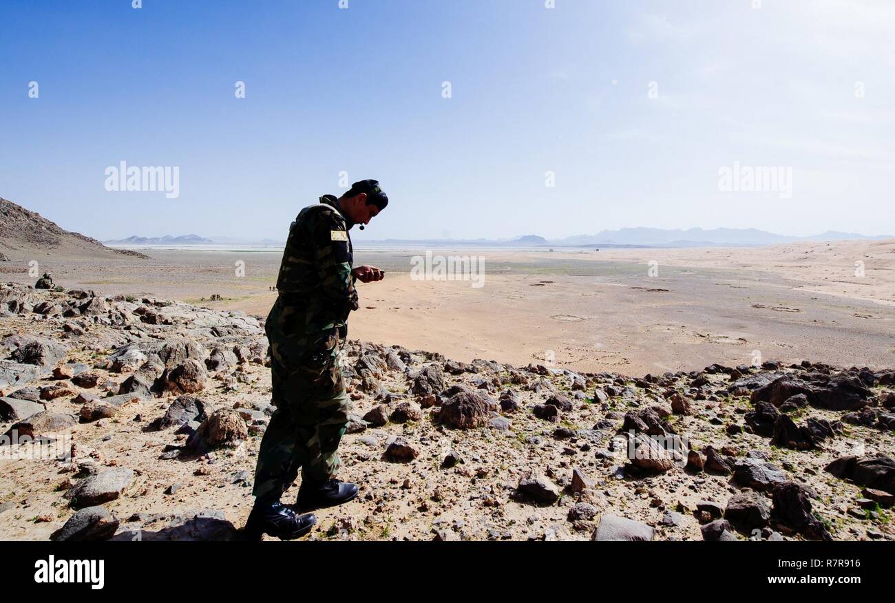 Ein afghanischer Tactical Air Koordinator prüft seinen Kompass vor dem Aufruf, sich an den Streiks während der Ausbildung in der Nähe von Kandahar, Afghanistan, 14. März 2017. Die Afghanische ATACs-sind verantwortlich für die Angriffe auf feindliche Stellungen koordinieren, während Berater aus dem Zug, beraten, unterstützen ihre Ausbildung Command-Air beaufsichtigen. Als Teil der entschlossenen Unterstützung der Mission, Taac - Luft arbeiten im Tandem mit ihren Afghanischen Amtskollegen zu fördern und stärken das Vertrauen in die Mission. Stockfoto
