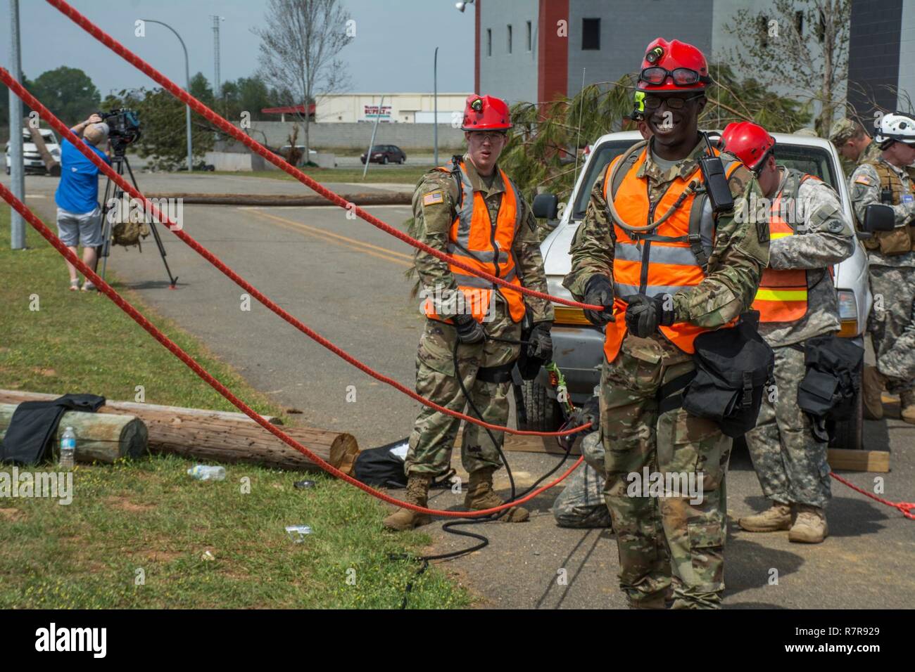 Mitglieder der 810 . Engineer Company (Sapper), der National Guard, Georgia Swainsboro, Ga, erstellen Sie einen provisorischen Flaschenzug ein simulierter Unfall während des wachsamen Wache an der Wächter Center zu retten am 29. März 2017. Die Übung bietet National Guard Einheiten, die mit der Gelegenheit, auf Zusammenarbeit und Beziehungen nicht nur mit lokalen und staatlichen Agenturen zu verbessern, aber militärische und föderalen Partnern wie wird die richtige Vorbereitung für Notfälle und Katastrophen zu versichern. Stockfoto