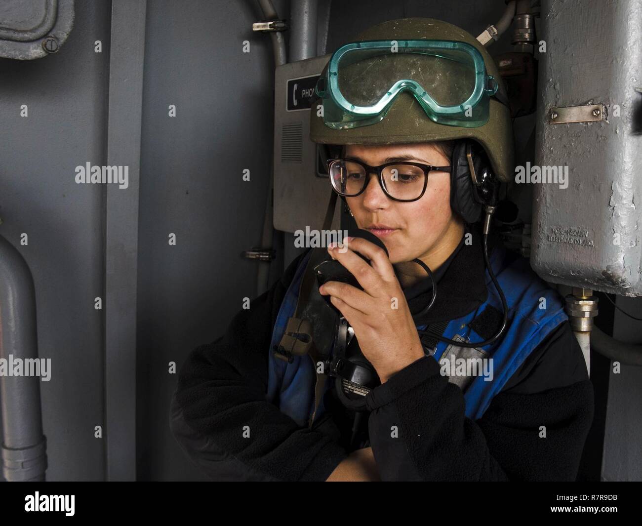 EAST CHINA SEA (30. März 2017) Seaman Ashleigh Zappier, von Rockland County, New York, spricht in einer batterielosen Telefon an Bord des amphibious Transport dock USS Green Bay (LPD 20) während eine Auffüll-anforderung-auf-See mit dem Militär Sealift Command flotte Auffüllung öler USNS Pecos (T-AO 197). Green Bay, Teil der Bonhomme Richard Expeditionary Strike Group, mit 31 Marine Expeditionary Unit begonnen, ist auf einer Routinepatrouille in der Indo-Asia - Pazifik Region warfighting Bereitschaft und Haltung als ready-Response Force für jede Art der Kontingenz zu verbessern. Stockfoto