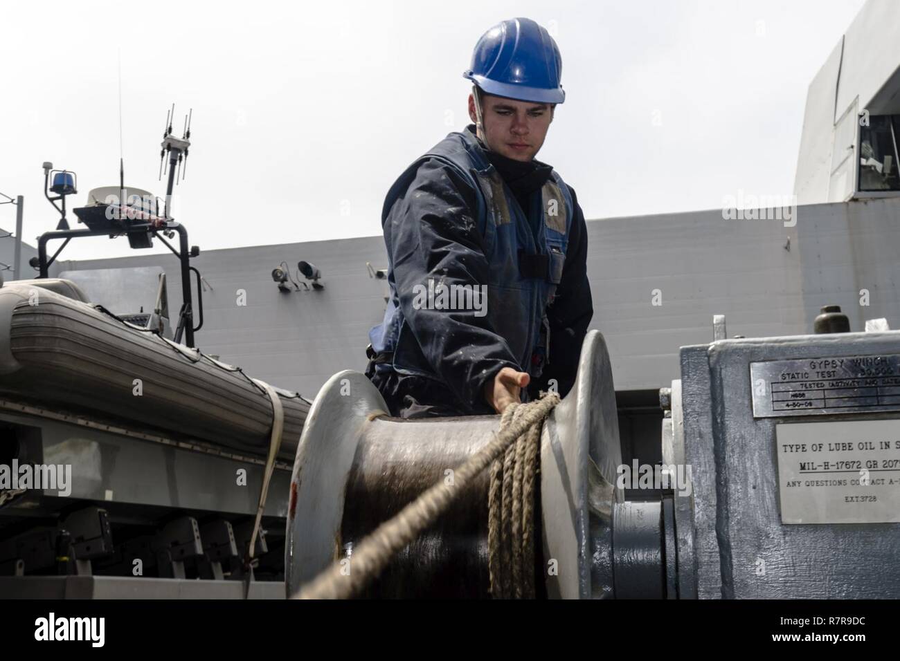 EAST CHINA SEA (30. März 2017) Seaman Ashleigh Zappier, von Rockland County, New York, spricht in einer batterielosen Telefon an Bord des amphibious Transport dock USS Green Bay (LPD 20) während eine Auffüll-anforderung-auf-See mit dem Militär Sealift Command flotte Auffüllung öler USNS Pecos (T-AO 197). Green Bay, Teil der Bonhomme Richard Expeditionary Strike Group, mit 31 Marine Expeditionary Unit begonnen, ist auf einer Routinepatrouille in der Indo-Asia - Pazifik Region warfighting Bereitschaft und Haltung als ready-Response Force für jede Art der Kontingenz zu verbessern. Stockfoto