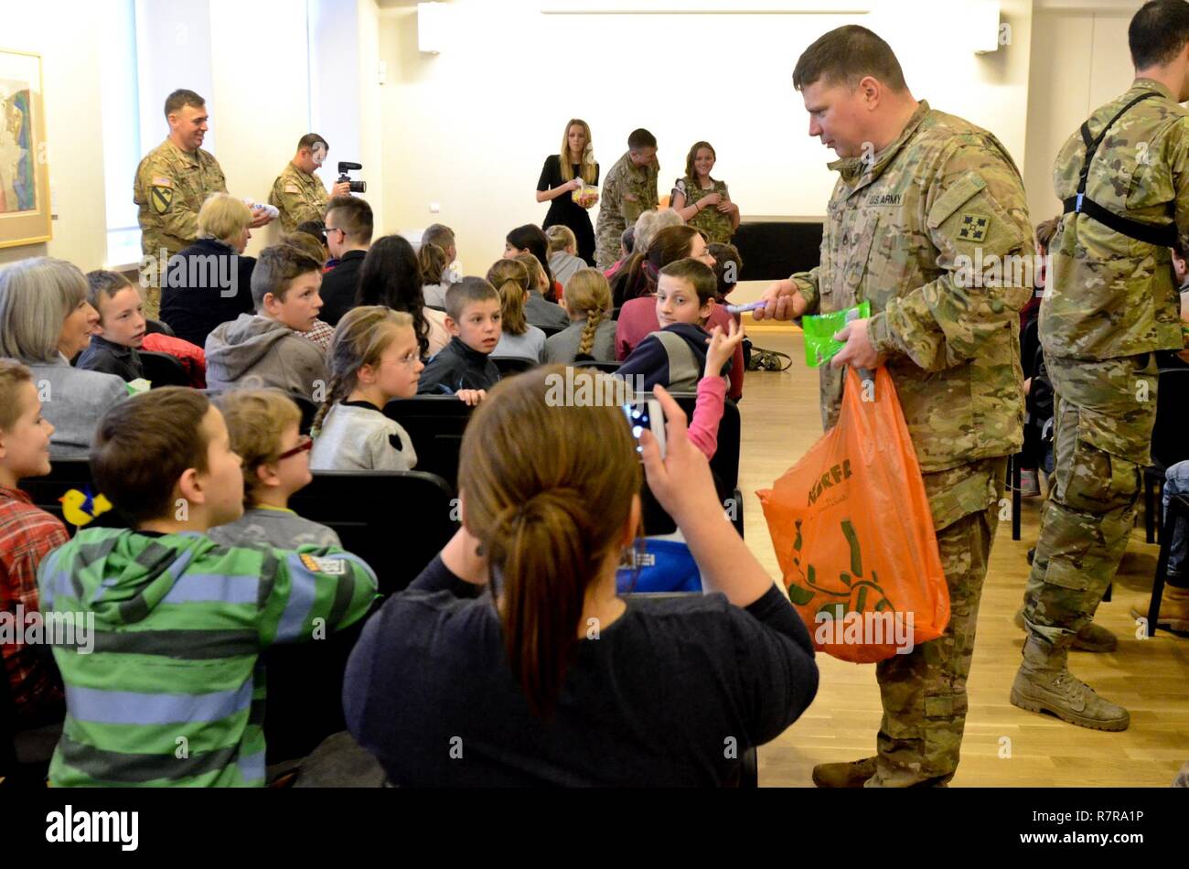 Staff Sgt. Robert Garcia, ein platoon Sergeant von Firma B, 1st Battalion, 68th Armored Regiment, 3. gepanzerte Brigade Combat Team, 4 Infanterie Division, aus Fort Carson, Colo., feiert Ostern früh dieses Jahr mit einer Gruppe von Kindern in Wilna, Litauen, 30. März. Erste Soldaten heraus in die Gemeinschaft ist ein wichtiger Teil der Atlantischen zu lösen, da es läßt die Soldaten auf, die Lage und die Interaktion mit dem Menschen als auch die der Bevölkerung in der Gemeinschaft erhalten Soldaten der US-Armee zu kennen. Die Anwesenheit von US-Soldaten in das europäische Theater sichert zu Verbündeten und Stockfoto