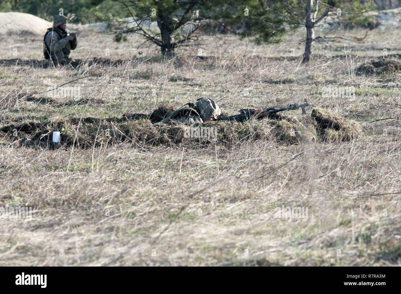 Ukrainische Soldaten der 1.Bataillon, 28 Mechanisierte Infanteriebrigade Mann zur Schlacht bei einem battalionwide defensive Training am Yavoriv Combat Training Center auf dem internationalen Friedens und der Sicherheit, in der Nähe der Yavoriv, der Ukraine, der am 29. März. Die 1-28 Bataillon Verteidigung Übung war der Höhepunkt für die Rotation der Einheit durch den CTC. Während ihrer Zeit an der CTC, Soldaten gelernt einzelne-, Kader-, Zug- und Unternehmen-defensive Taktik von ihren internationalen Partnern in der Gemeinsamen multinationalen Ausbildung Gruppe - Ukraine. Stockfoto