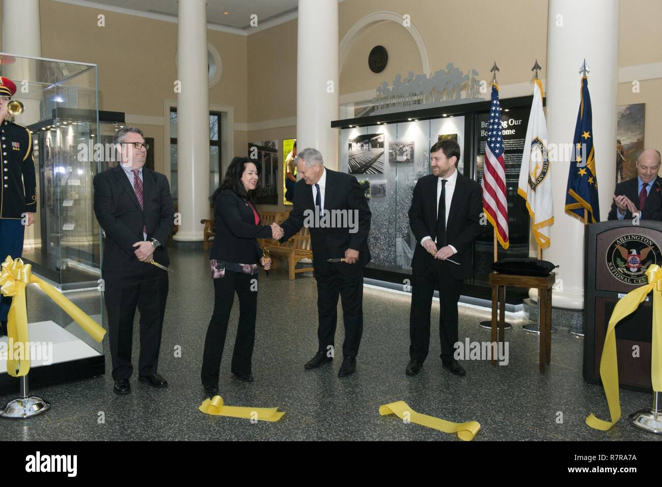 Von links, Arlington National Cemetery Kurator Roderick Gainer, Army National Soldatenfriedhöfe Executive Director Karen Durham-Aguilera, American Battle Monuments Kommission Sekretär Robert Dalessandro und ABMC Historiker Alec Bennett in der Welt Krieg teilnehmen Ich ausstellen Ribbon Cutting an der ANC Welcome Center, 31. März 2017 in Arlington, Virginia. Die gemeinsame ANC und ABMC Ausstellung erinnert an das 100-jährige Jubiläum von Amerikas Engagement in den Ersten Weltkrieg. Die Ausstellung konzentriert sich auf die amerikanischen Erfahrungen im Krieg, und wie ANC und Abmc waren die Schwerpunkte für remembranc Stockfoto