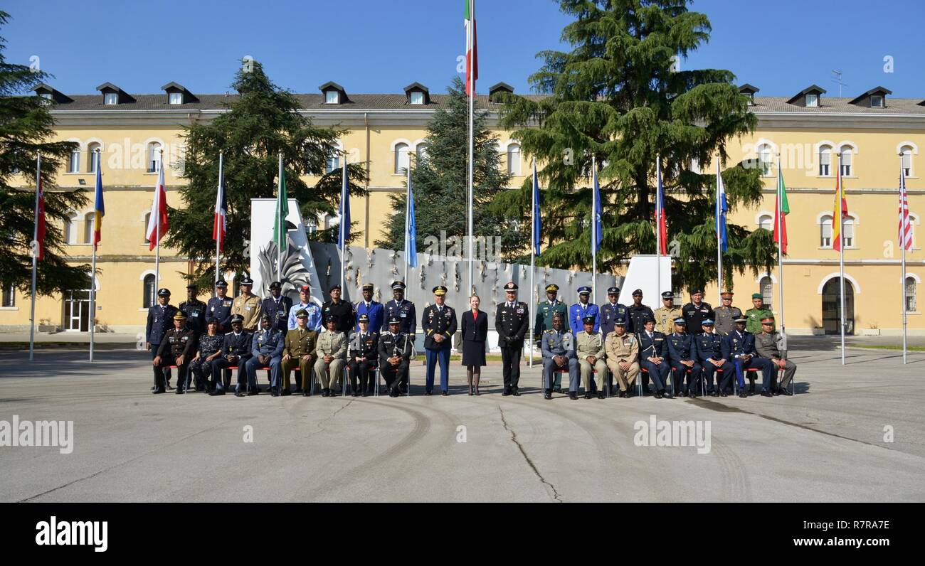 In der Mitte, U.S. Army Oberst Darius S. Gallegos, CoESPU stellvertretender Direktor, Frau Kelly Degnan, Charge d'Affaires ad interim US-Botschaft & Konsulate Italien, Brig. Gen. Giovanni Pietro Barbano, Kompetenzzentrum für Stabilität Polizeieinheiten (CoESPU) Direktor, und multinationalen Studenten aus Europa, Afrika, Italien und den USA für ein Gruppenfoto während der Eröffnungszeremonie des 7. Training Aufbau Kurs an der CoESPU in Vicenza, Italien, März 30, 2017 darstellen. Stockfoto