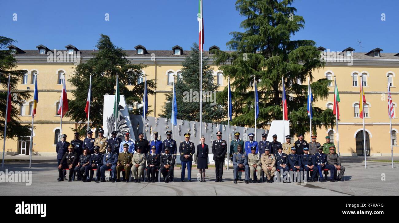 In der Mitte, U.S. Army Oberst Darius S. Gallegos, CoESPU stellvertretender Direktor, Frau Kelly Degnan, Charge d'Affaires ad interim US-Botschaft & Konsulate Italien, Brig. Gen. Giovanni Pietro Barbano, Kompetenzzentrum für Stabilität Polizeieinheiten (CoESPU) Direktor, und multinationalen Studenten aus Europa, Afrika, Italien und den USA für ein Gruppenfoto während der Eröffnungszeremonie des 7. Training Aufbau Kurs an der CoESPU in Vicenza, Italien, März 30, 2017 darstellen. Stockfoto