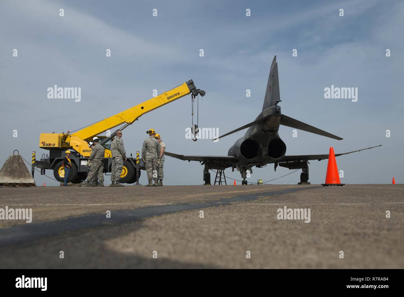 Mitglieder des 39 Maintenance Squadron sprechen mit einem Vertreter von der 39th Air Base Wing Safety Office in Vorbereitung für Crash beschädigt Deaktiviert Aircraft Recovery (CDDAR) Ausbildung März 30, 2017, in Incirlik in der Türkei. Die Flieger haben diese Ausbildung in Verbindung mit einem basewise schwerer Unfall Verhalten ausüben. Das primäre Ziel der CDDAR Mission ist es, die schnell und sicher unbeweglich Flugzeuge ausbauen und die Start- und Landebahn in den Betriebszustand zurück. Stockfoto