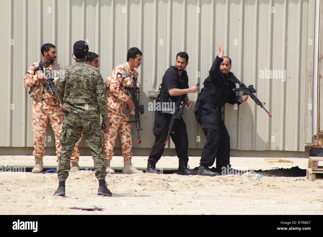 Zivile und militärische Personal aus Kuwait, Saudi-Arabien und den USA durchgeführt counterterrorism Bohrer als Teil der Adler lösen, 2017 in der Nähe von Kuwait International Airport, 28. März 2017. Urban Warfare Spezialisten durchgeführt von Such- und Rettungsaktionen und ein mock Fahrzeug Explosion reagiert. Seit 1999, Eagle beheben - mit über 1.000 US-Militärs - der Premier multi-nationalen Bewegung zwischen den USA und der Golf-kooperationsrat Nationen an den regionalen Herausforderungen gemeinsam in einem niedrigen Risiko Adresse. Stockfoto