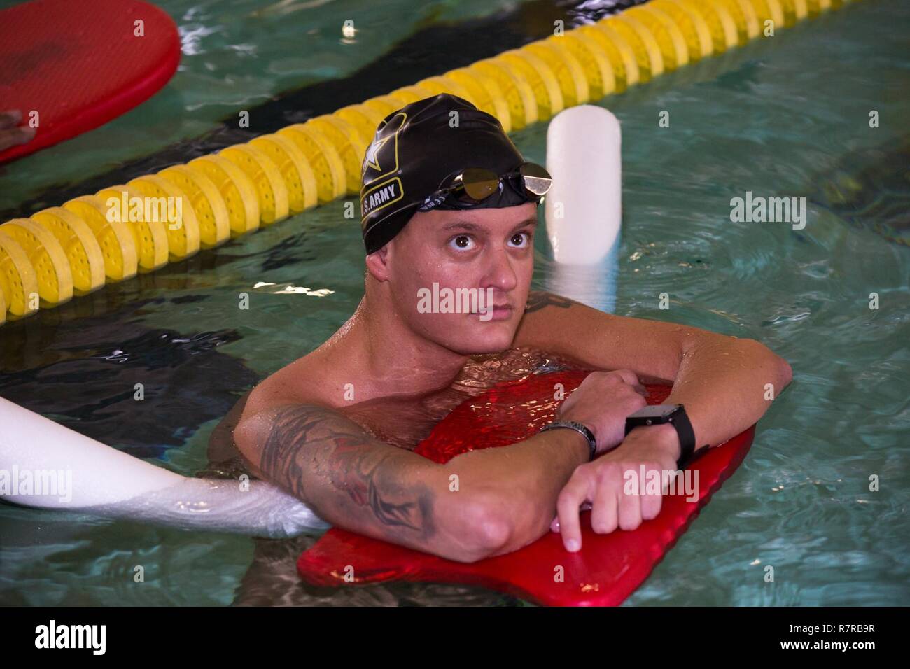 Us-Armee Soldat Züge für den Swimmingpool Ereignis für die Krieger und Übergang Armee Studien in Fort Bliss, Texas, 30. März 2017. Über 80 Verletzte, Kranke und Verletzte aktiven - Aufgabe Soldaten und Veteranen konkurrieren in acht verschiedenen Sportarten 2-6 April für die Gelegenheit Team Armee an der Abteilung 2017 der Verteidigung Krieger Spiele zu vertreten. Stockfoto