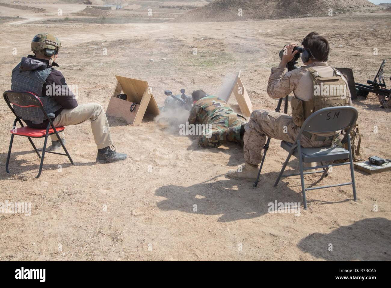 Eine irakische Sicherheitskräfte Soldat, Mitte, feuert eine Steyr HS-50 Sniper Gewehr unter dem wachsamen Auge des US Marine Corps Trainer zur Unterstützung von Combined Joint Task Force - inhärenten Lösen während erweiterte Treffsicherheit Training im Camp Manion, Irak, 28. März 2017 eingesetzt. Koalitionstruppen Zug ISF zur Bekämpfung der Fähigkeiten zum Erfolg auf dem Schlachtfeld zu erhöhen.. CJTF-OIR ist die globale Koalition zu besiegen ISIS im Irak und in Syrien. Stockfoto