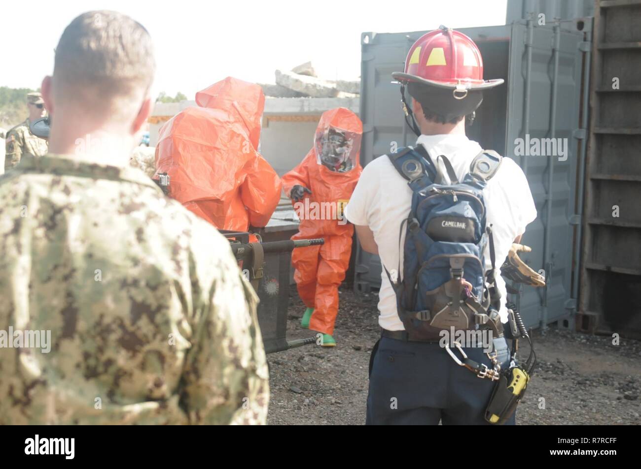 FORT GORDON FEUERWEHR Ausbildung, Fort Gordon, Ga, 27. März 2017 - South Carolina Army National Scots Guards aus dem 43 Civilian Support Team bereiten eine simulierte kontaminierten Bereich auf eine kollabierte Struktur Aufstellungsort beim zivilen Emergency Response Arbeiter und Feuerwehrmänner beachten Sie bei Wachsam Guard 17 zu suchen. Stockfoto