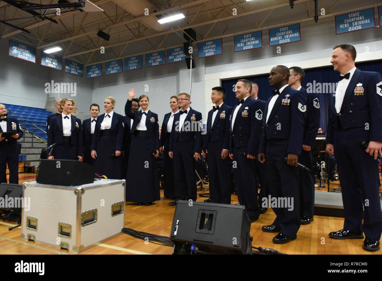 Kol. Troy Gerock, 145 Airlift Wing Commander, Gastgeber der United States Air Force Premier Band am Charlotte katholische High School, 29. März 2017. Die Band spielte für eine Masse, die mit einheimischen Studenten, Familien und militärischen Veteranen aus dem laufenden Geschäft den ganzen Weg zurück nach dem Zweiten Weltkrieg. Stockfoto