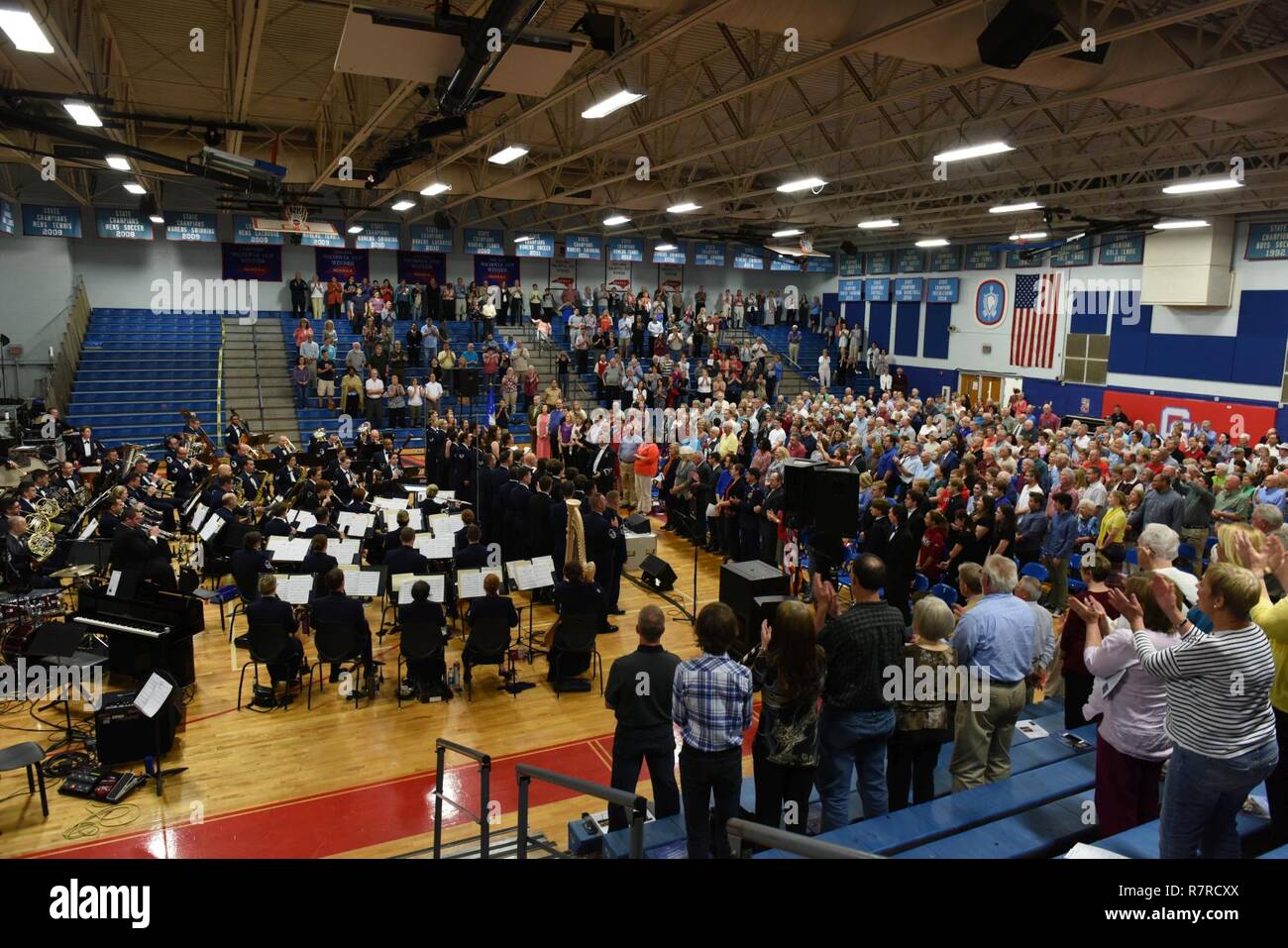 Kol. Troy Gerock, 145 Airlift Wing Commander, Gastgeber der United States Air Force Premier Band am Charlotte katholische High School, 29. März 2017. Die Band spielte für eine Masse, die mit einheimischen Studenten, Familien und militärischen Veteranen aus dem laufenden Geschäft den ganzen Weg zurück nach dem Zweiten Weltkrieg. Stockfoto