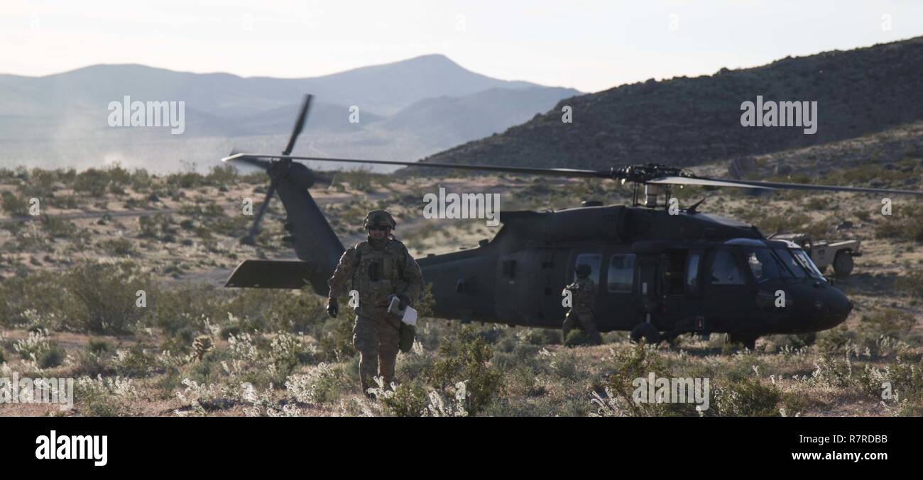 Ein Soldat 1. gepanzerte Brigade Combat Team, 3-ID zugewiesen, die Strecke geht weg von einem Blackhawk Hubschrauber so bereitet es bei NTC-Drehung der Einheit in Fort Irwin, Kalifornien. Die 1St Armored Brigade Combat Team, 3rd Infantry Division, hat ihre entschiedene Maßnahmen Rotation an der National Training Center in Fort Irwin, Kalifornien trat am 1. April 2017. Entschlossenes Handeln ist eine Widerspiegelung der Komplexität der potentielle Gegner unserer Nation gegenüberstellen könnte und beinhalten: Guerilla, die Aufständischen, Kriminellen und in der Nähe von-Peer konventionelle Streitkräfte in einem dynamischen Umfeld verwoben. Stockfoto