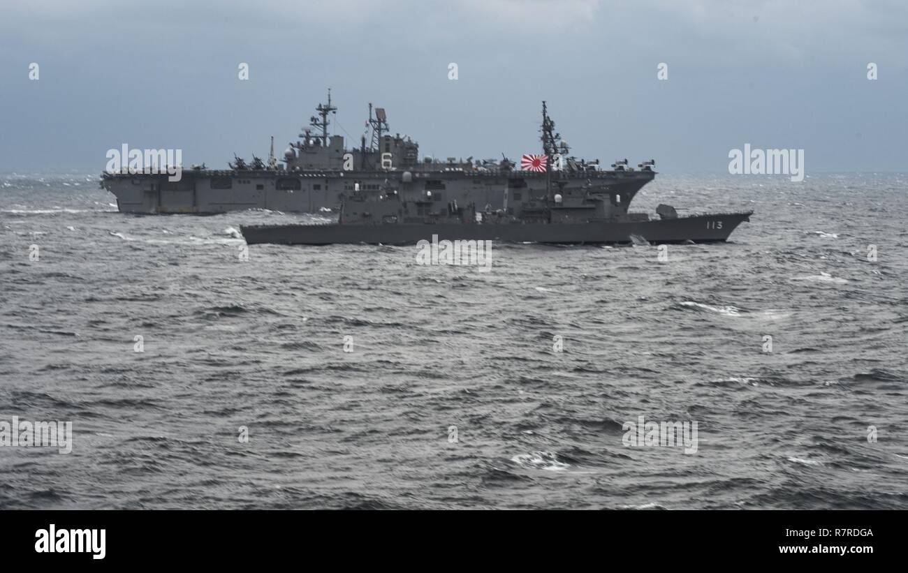 EAST CHINA SEA (31. März 2017) Die Amphibious Assault ship USS BONHOMME RICHARD (LHD6), die amphibious Transport dock USS Green Bay (LPD 20) (nicht abgebildet) und der japanische Zerstörer JDS Sazanami (DD 113) Dampf zusammen in der Ausbildung durch die East China Sea für eine fotografische Übung. Green Bay, Teil der Bonhomme Richard Expeditionary Strike Group, mit 31 Marine Expeditionary Unit eingeschifft, führte eine Reihe von Übungen und Manöver mit Sazanami, die über zwei Tage die Interoperabilität und die Koordinierung zu verbessern, um gemeinsam unter der Lehren des U.S.-Japan Alliance zu bedienen Stockfoto