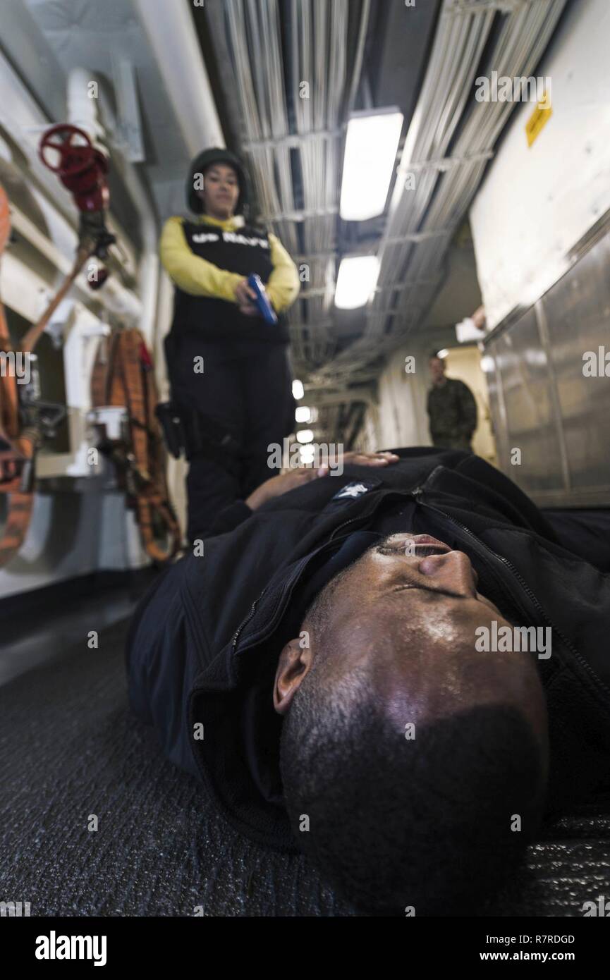 EAST CHINA SEA (31. März 2017) der Luftfahrt Bootsmann Mate (Handling) 3. Klasse Julia Valles, von Tempe, Arizona, und kulinarischen Specialist 1. Klasse Michael Sanders, von Charlotte, North Carolina, an eine Anti-terror-Force Protection Ausbildung Bohrer an Bord des amphibious Transport dock USS Green Bay LPD (20). Green Bay, Teil der Bonhomme Richard Expeditionary Strike Group, mit 31 Marine Expeditionary Unit begonnen, ist auf einer Routinepatrouille in der Indo-Asia-pazifischen Region warfighting Bereitschaft und Haltung als ready-Response Force für jede Art der Zusammenarbeit zu verbessern Stockfoto