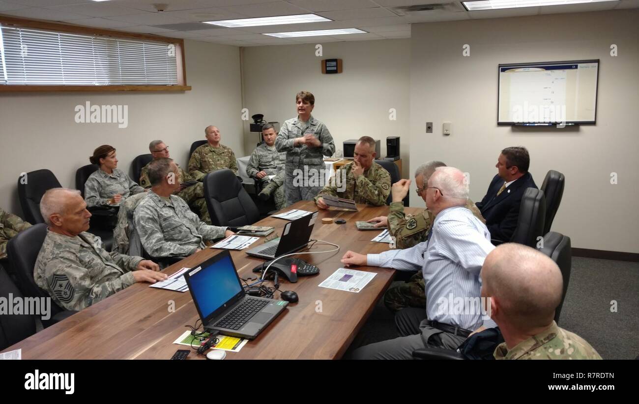 Generalmajor Timothy Orr, der Adjutant General der Oregon National Guard, besucht die Fort Dodge Armee und Air National Guard Einrichtungen am Donnerstag, den 30. März 2017. Oberstleutnant Robin Hosch, Kommandeur der 133. Test Squadron, gibt die allgemeinen und einem ersten Briefing Personal vor einer Tour des Service. (National Guard Stockfoto