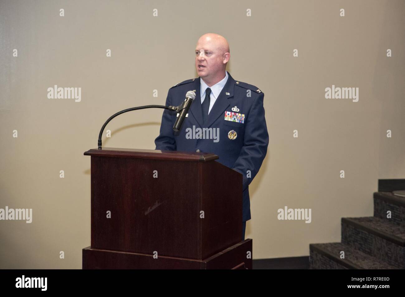 Oberst Stanley L. Stefancic III spricht während der 188 Aufklärung und Überwachung Gruppe ändern des Befehls Zeremonie März 1, 2017 Ebbing Air National Guard Base, Fort Smith, Arche Stefancic sprach über die Vergangenheit des ISRG und Zukunft und wie die zwei Missionen in die nächste Ebene bewegen würde. Stockfoto