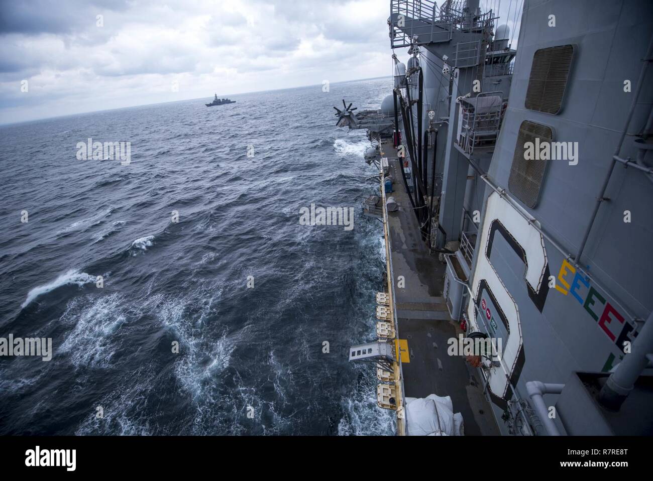 Meer von Japan (31. März 2017) Die Amphibious Assault ship USS BONHOMME RICHARD (LHD 6) dämpft zusammen mit der Japan Maritime Verteidigung-kraft (JMSDF) Takanami Zerstörer JS Sazanami (DD 113) im Japanischen Meer. Bonhomme Richard, dem Flaggschiff der Bonhomme Richard Expeditionary Strike Group (ESG), mit 31 Marine Expeditionary Unit eingeschifft, führte eine Reihe von Übungen und Manöver mit Sazanami, die über zwei Tage zur Verbesserung der Interoperabilität und Koordination gemeinsam unter der Lehren des U.S.-Japan Alliance zu betreiben. Stockfoto