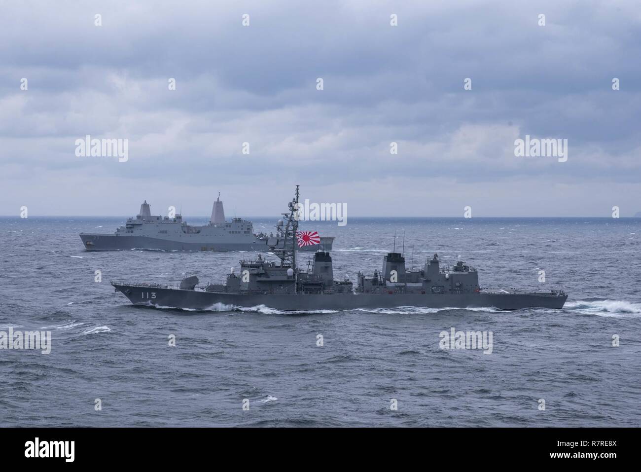 Meer von Japan (31. März 2017) Die Japan Maritime Verteidigung-kraft (JMSDF) Takanami Zerstörer JS Sazanami (DD 113) Parow neben dem San Antonio-Klasse amphibious Transport dock Schiff USS Green Bay (LPD 20) im Japanischen Meer. Green Bay, als Teil der Bonhomme Richard Expeditionary Strike Group (ESG), mit 31 Marine Expeditionary Unit eingeschifft, führte eine Reihe von Übungen und Manöver mit Sazanami, die über zwei Tage zur Verbesserung der Interoperabilität und Koordination gemeinsam unter der Lehren des U.S.-Japan Alliance zu betreiben. Stockfoto