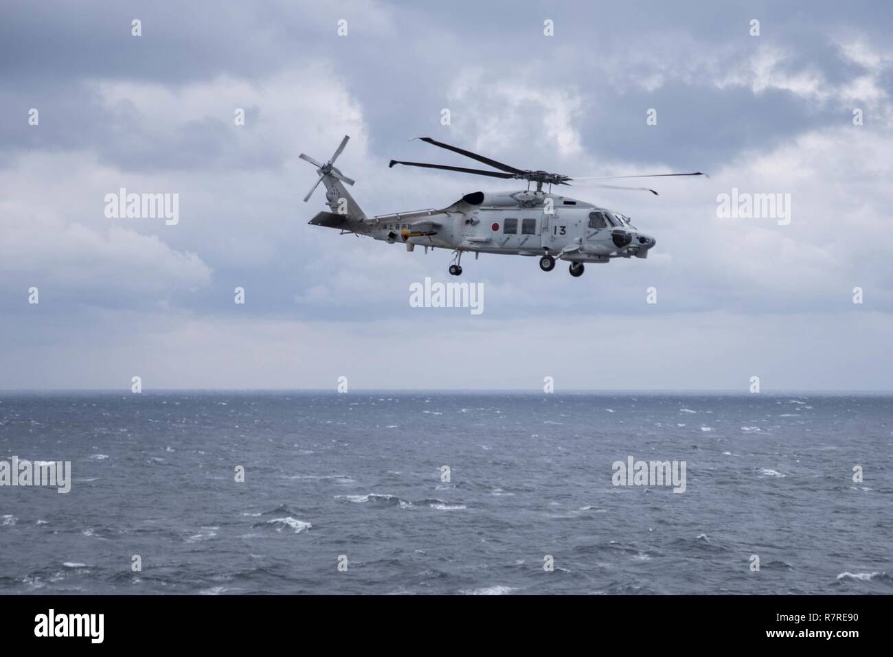 Meer von Japan (31. März 2017) einen Japan Maritime Verteidigung-kraft (JMSDF) SH-60J Seahawk Hubschrauber hebt ab Flight Deck des Amphibious Assault ship USS BONHOMME RICHARD (LHD6). Bonhomme Richard, dem Flaggschiff der Bonhomme Richard Expeditionary Strike Group, mit 31 Marine Expeditionary Unit begonnen, ist auf einer Routinepatrouille in der Indo-Asia - Pazifik Region warfighting Bereitschaft und Haltung als ready-Response Force für jede Art der Kontingenz zu verbessern. Stockfoto