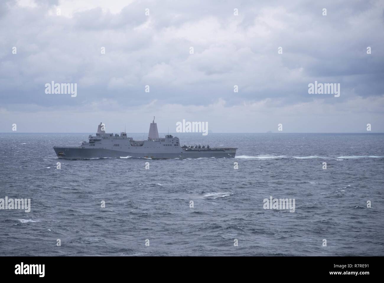 Meer von Japan (31. März 2017) Der San Antonio-Klasse amphibious Transport dock Schiff USS Green Bay (LPD 20) Transite das Meer von Japan. Green Bay ist Teil der Bonhomme Richard Expeditionary Strike Group, mit 31 Marine Expeditionary Unit, die sich auf einer Routinepatrouille in Angriff genommen, die in der Indo-Asia - Pazifik Region warfighting Bereitschaft und Haltung als ready-Response Force für jede Art der Kontingenz zu verbessern. Stockfoto