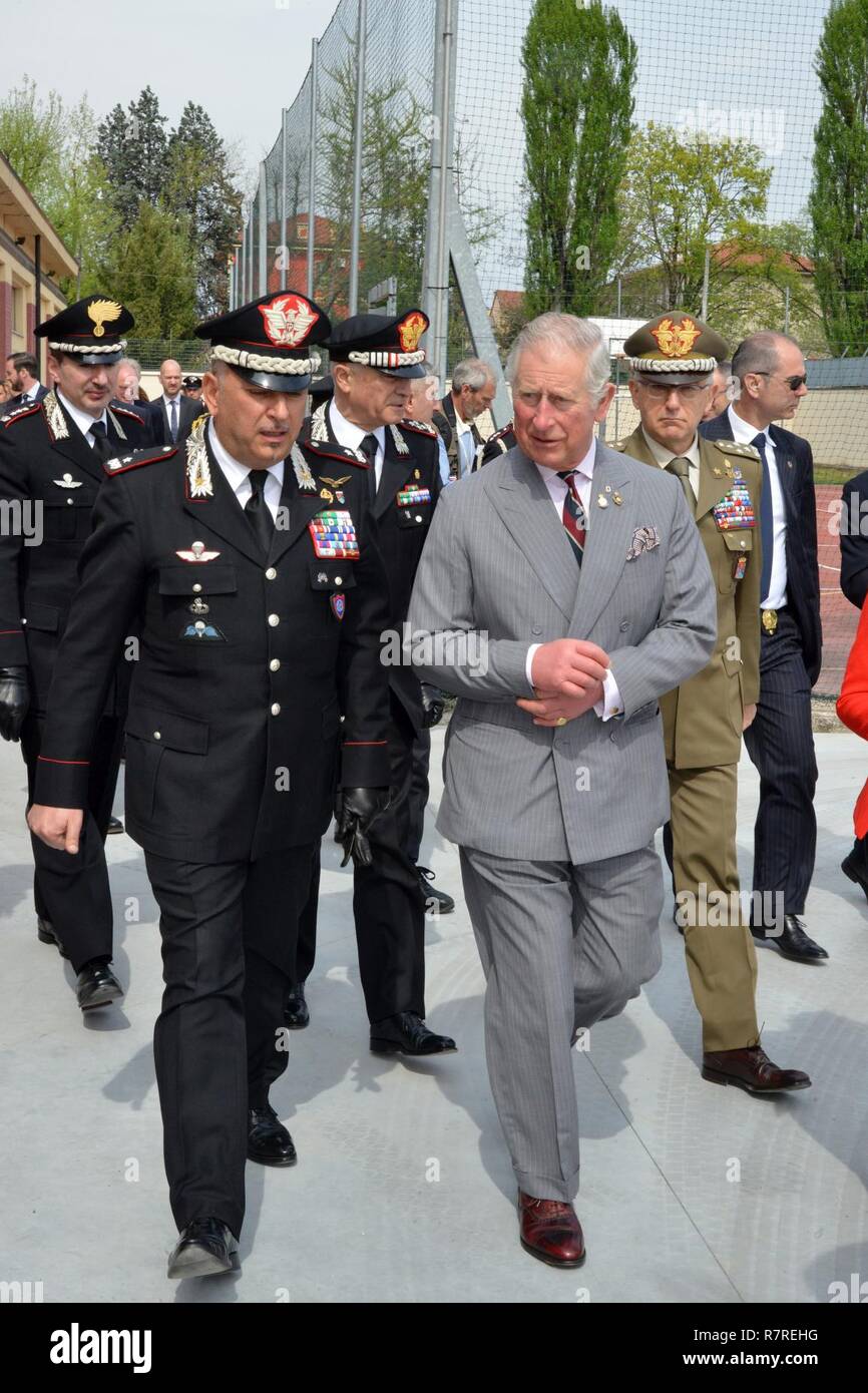 Seine Königliche Hoheit, Prinz Charles, Prinz von Wales (rechts), spricht mit Brig. Gen. Giovanni Pietro Barbano, Kompetenzzentrum für Stabilität Polizeieinheiten (CoESPU) Direktor, während eines Besuchs im Center of Excellence für Stabilität Polizei Units (CoESPU) Vicenza, Italien, April 1, 2017. Stockfoto