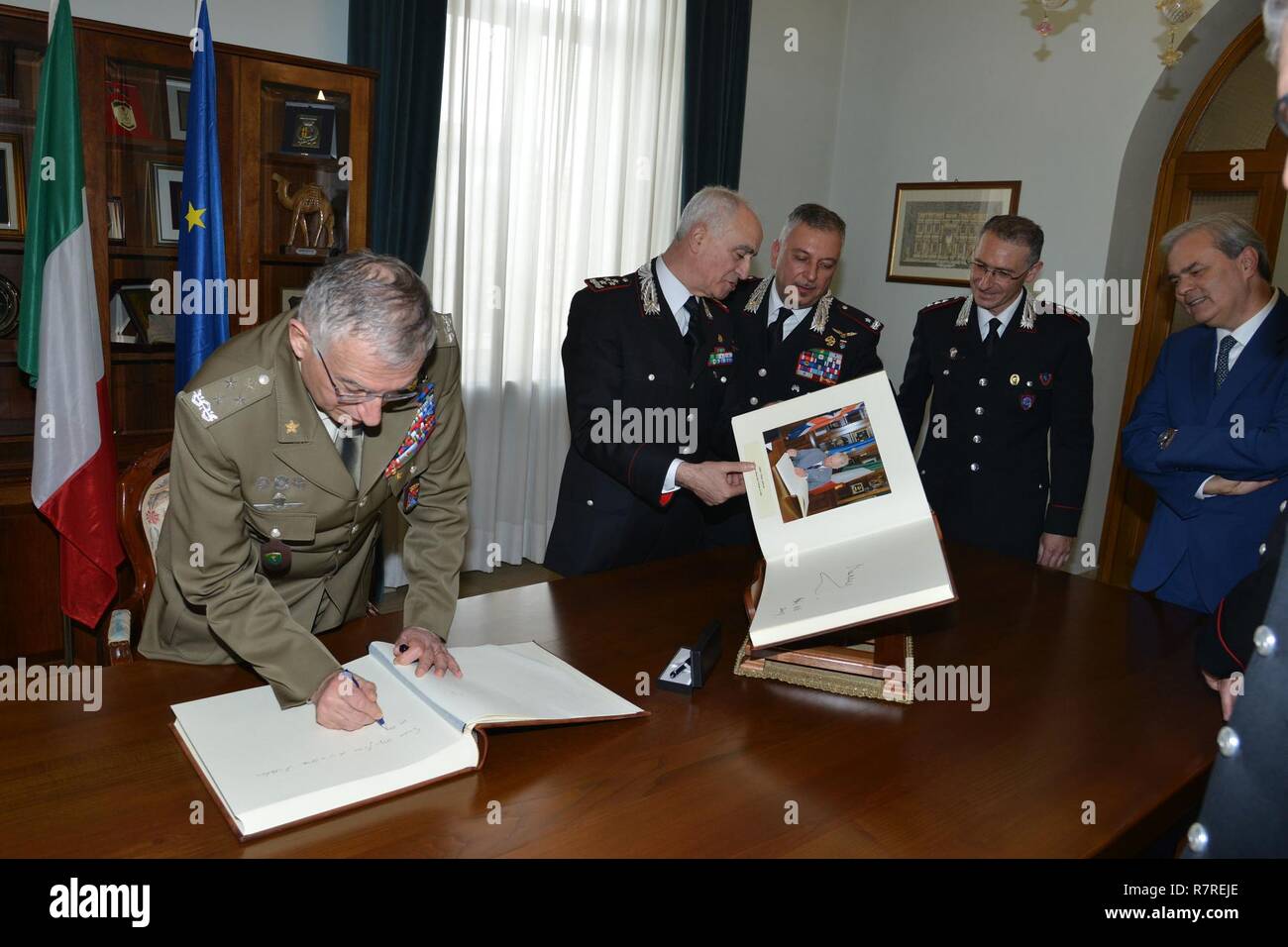 Gen. Claudio Graziano, Italienische Stabschef der Armee, Zeichen der Ehrengast Buch, während eines Besuchs im Center of Excellence für Stabilität Polizei Units (CoESPU) Vicenza, Italien, April 1, 2017. Stockfoto