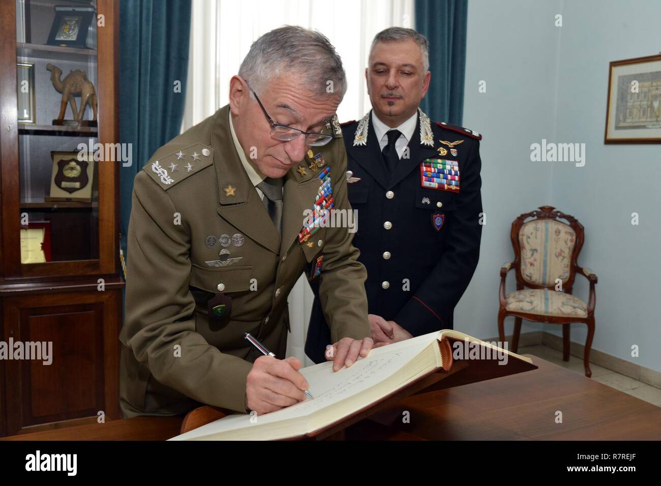 Gen. Claudio Graziano, Italienische Stabschef der Armee, Zeichen der Ehrengast Buch, während eines Besuchs im Center of Excellence für Stabilität Polizei Units (CoESPU) Vicenza, Italien, April 1, 2017. Stockfoto