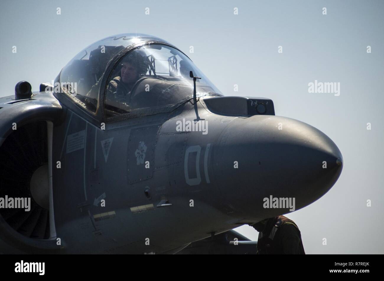 EAST CHINA SEA (3. April 2017) Marine Kapitän William Cowell, wartet auf das Signal zum Abheben in eine AV-8B Harrier, zugeordnet zu den 'Kater' der Marine Attack Squadron (VMA) 311, während vor dem Flug Kontrollen an Bord der Amphibisches Schiff USS BONHOMME RICHARD (LHD6). Bonhomme Richard, dem Flaggschiff der Bonhomme Richard Expeditionary Strike Group, mit 31 Marine Expeditionary Unit begonnen, ist auf einer Routinepatrouille in der Indo-Asia - Pazifik Region warfighting Bereitschaft und Haltung als ready-Response Force für jede Art der Kontingenz zu verbessern. Stockfoto