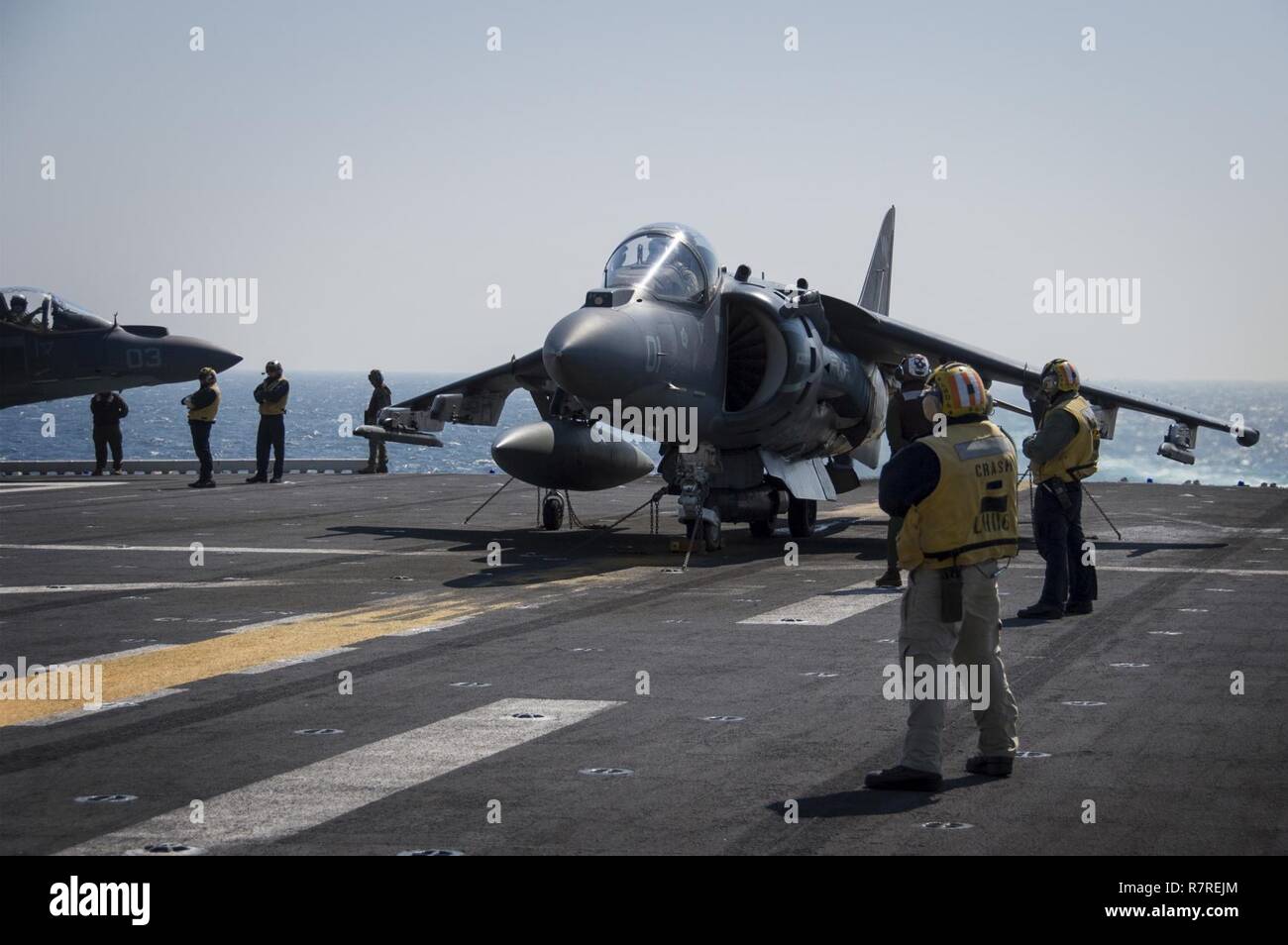 EAST CHINA SEA (3. April 2017) Matrosen und Marines durchführen Vor auf AV-8B Harrier, zugeordnet zu den 'Kater' der Marine Attack Squadron (VMA) 311, während der flugbetrieb an Bord der Amphibisches Schiff USS BONHOMME RICHARD (LHD6). Bonhomme Richard, dem Flaggschiff der Bonhomme Richard Expeditionary Strike Group, mit 31 Marine Expeditionary Unit begonnen, ist auf einer Routinepatrouille in der Indo-Asia - Pazifik Region warfighting Bereitschaft und Haltung als ready-Response Force für jede Art der Kontingenz zu verbessern. Stockfoto