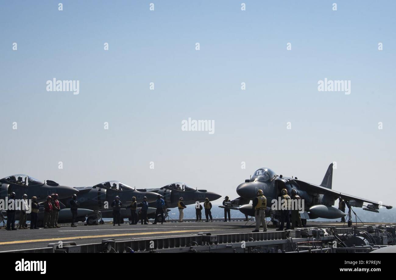 EAST CHINA SEA (3. April 2017) Matrosen und Marines durchführen Vor auf AV-8B Harrier, zugeordnet zu den 'Kater' der Marine Attack Squadron (VMA) 311, während der flugbetrieb an Bord der Amphibisches Schiff USS BONHOMME RICHARD (LHD6). Bonhomme Richard, dem Flaggschiff der Bonhomme Richard Expeditionary Strike Group, mit 31 Marine Expeditionary Unit begonnen, ist auf einer Routinepatrouille in der Indo-Asia - Pazifik Region warfighting Bereitschaft und Haltung als ready-Response Force für jede Art der Kontingenz zu verbessern. Stockfoto