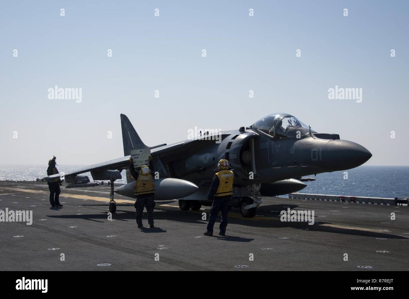 EAST CHINA SEA (3. April 2017) der Luftfahrt Bootsmann Gehilfen (Handling) mit einem Jet Board zu kommunizieren mit AV-8B Harrier Pilot, zugeordnet zu den 'Kater' der Marine Attack Squadron (VMA) 311, vor dem Start des Flight Deck des Amphibious Assault ship USS BONHOMME RICHARD (LHD6). Bonhomme Richard, dem Flaggschiff der Bonhomme Richard Expeditionary Strike Group, mit 31 Marine Expeditionary Unit begonnen, ist auf einer Routinepatrouille in der Indo-Asia - Pazifik Region warfighting Bereitschaft und Haltung als ready-Response Force für jede Art der Kontingenz zu verbessern. Stockfoto