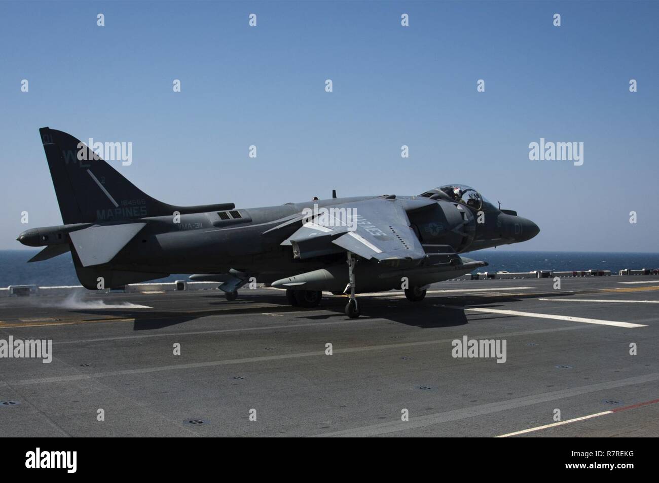 EAST CHINA SEA (April 3, 2017) Ein AV-8B Harrier, zugeordnet zu den 'Kater' der Marine Attack Squadron (VMA) 311, weg von der Flight Deck des Amphibious Assault ship USS BONHOMME RICHARD (LHD6). Bonhomme Richard, dem Flaggschiff der Bonhomme Richard Expeditionary Strike Group, mit 31 Marine Expeditionary Unit begonnen, ist auf einer Routinepatrouille in der Indo-Asia - Pazifik Region warfighting Bereitschaft und Haltung als ready-Response Force für jede Art der Kontingenz zu verbessern. Stockfoto