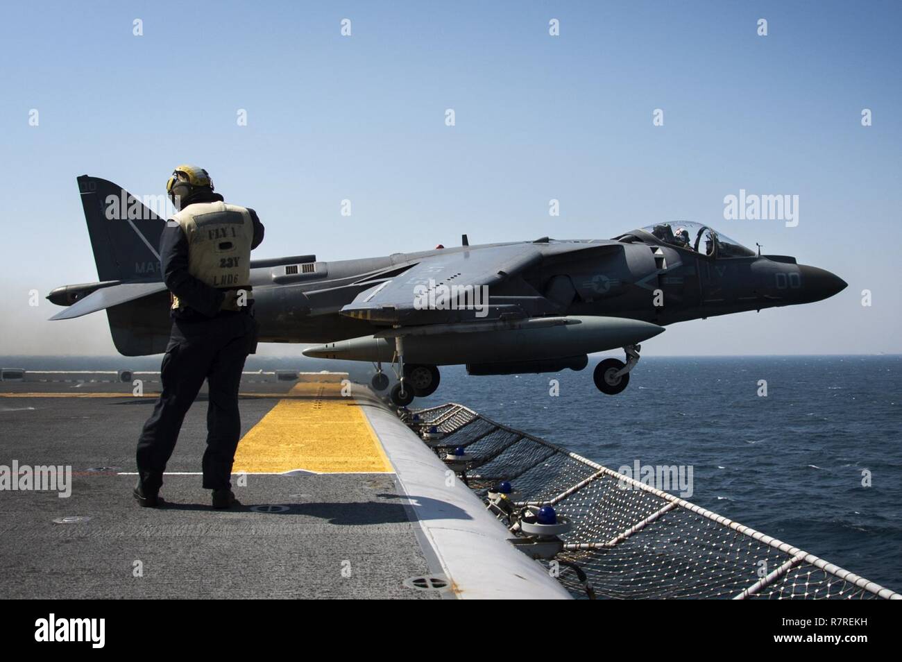 EAST CHINA SEA (April 3, 2017) Ein AV-8B Harrier, zugeordnet zu den 'Kater' der Marine Attack Squadron (VMA) 311, weg von der Flight Deck des Amphibious Assault ship USS BONHOMME RICHARD (LHD6). Bonhomme Richard, dem Flaggschiff der Bonhomme Richard Expeditionary Strike Group, mit 31 Marine Expeditionary Unit begonnen, ist auf einer Routinepatrouille in der Indo-Asia - Pazifik Region warfighting Bereitschaft und Haltung als ready-Response Force für jede Art der Kontingenz zu verbessern. Stockfoto