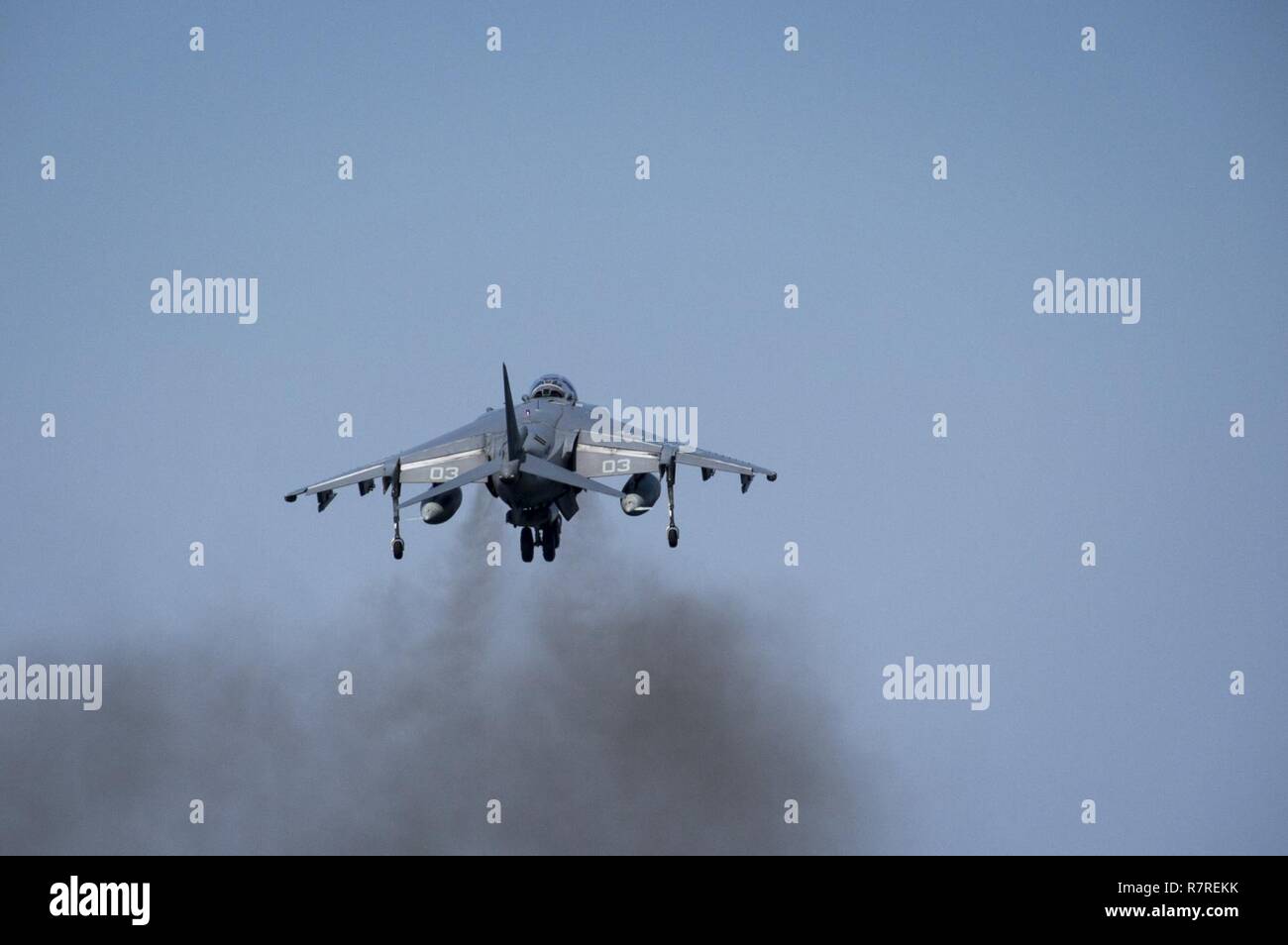 EAST CHINA SEA (April 3, 2017) Ein AV-8B Harrier, zugeordnet zu den Kater der Marinen Attack Squadron (VMA) 311, weg von der Flight Deck des Amphibious Assault ship USS BONHOMME RICHARD (LHD6). Bonhomme Richard, dem Flaggschiff der Bonhomme Richard Expeditionary Strike Group, mit 31 Marine Expeditionary Unit begonnen, ist auf einer Routinepatrouille in der Indo-Asia - Pazifik Region warfighting Bereitschaft und Haltung als ready-Response Force für jede Art der Kontingenz zu verbessern. Stockfoto