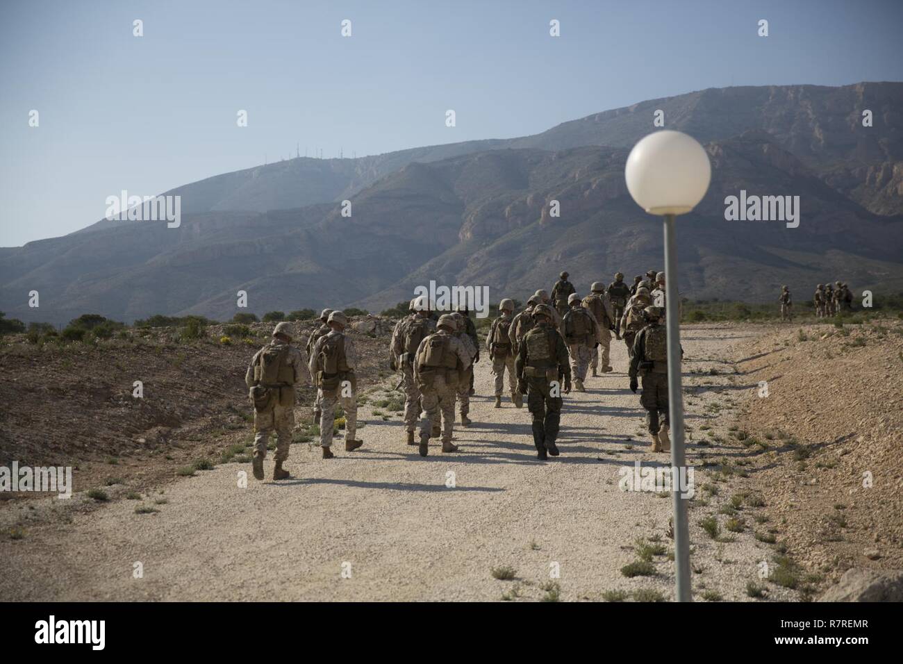 Us-Marines Special Purpose Marine Air Ground Task Force-Crisis Response-Africa und Spanisch 2. Special Operations Group "Granada" Bewegung zu einem simulierten Landing Zone während eines bilateralen Übung in Alicante, Spanien, 29. März 2017 zugeordnet. Die Ausübung bot Gelegenheit für Marines und Spanisch SOF Mitglieder zur Verbesserung der Interoperabilität, pflegen gemeinsame Bereitschaft und Stärkung der Beziehungen. Stockfoto