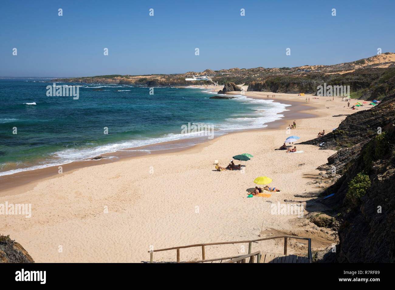 Blick auf Praia de Almograve Strand mit dem Brechen der Atlantischen Meer Wellen, Almograve, in der Nähe von Vila Nova de Milfontes, Alentejo, Portugal, Europa Stockfoto