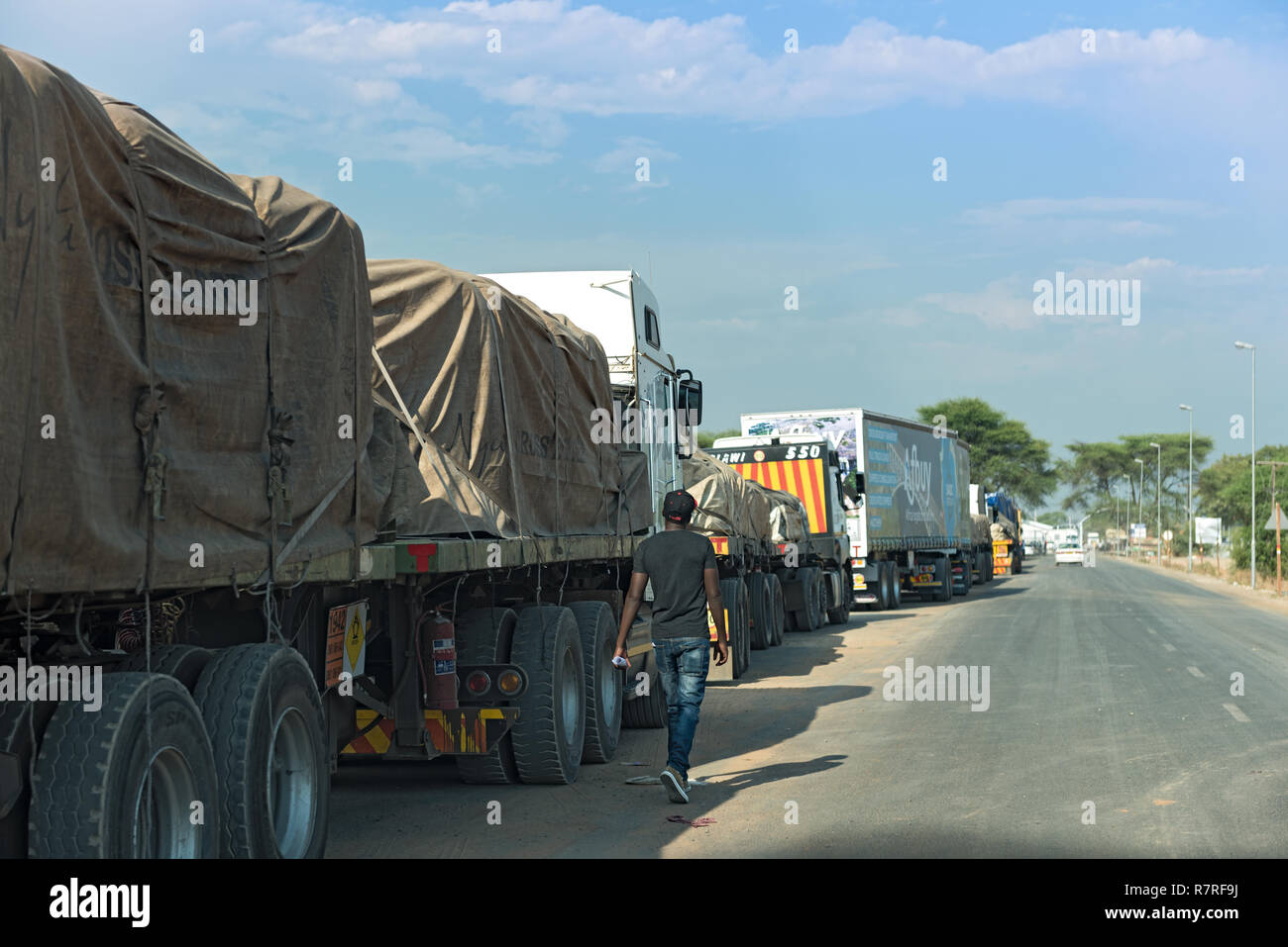 Lkw Warten auf die kazungula Fähre über den Sambesi, die Grenzen von Botswana und Sambia Stockfoto