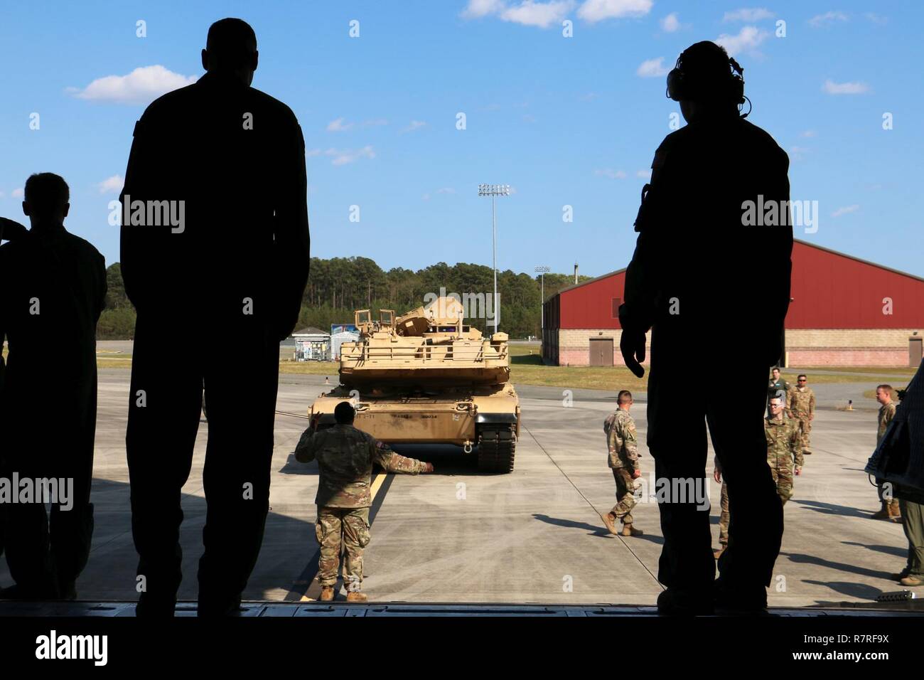Die Flieger beobachten, wie Soldaten aus dem 2., 7. Bataillon der Infanterie Regiment, 1st Armored Brigade Combat Team, 3rd Infantry Division vorbereiten zum Laden einer M1A1 Abrams tank auf einer C5 'Super-Galaxy' Flugzeuge März 28, 2017 Hunter Army Airfield, Ga Flieger des 9. Airlift Squadron, 436Th Airlift Wing aus Dover Air Force Base, Del., koordinierte Unterstützung aus der Luft mit 2-7. Inf. air Last Training für Ihre sofortige Bereit Unternehmen unterstützen. Der IRC unterhält die Bereitschaft der Global Response Force innerhalb von 18 Stunden nach der Benachrichtigung zu unterstützen. Stockfoto